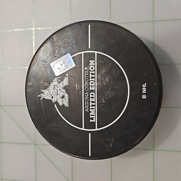 Coyotes hockey puck, signed by Lyubushkin - Picture 5 of 6